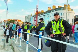 英反移民示威恐变暴动，当局六千镇暴警察待命。