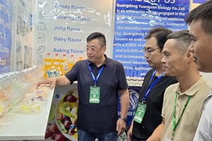 企业参观广东源泉生物有限公司展品。