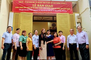 郡、坊领导向烈士遗孀林氏雪梅移交维修“情义屋’工程。