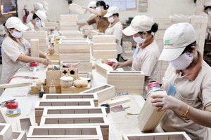 出口加拿大的木制品生产线。