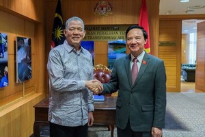越南国会副主席阮克定（右）与马来西亚副总理法迪拉‧尤索夫。（图：越通社）