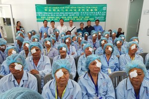 第五郡文化中心慈善组成员(后排)与完成眼科手术者合照。