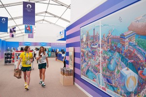 当地时间2024年7月21日，巴黎奥运村纪念品商店吸引“村民”。（图：互联网）