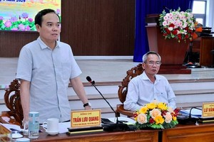 陈留光副总理视察薄寮与金瓯省塌陷情况