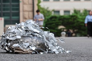 图为 7月24日，在首尔延世大学校园区，疑似朝鲜空飘的“垃圾气球”落地。（图：韩联社）