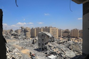 这是8月11日在加沙地带南部城市汗尤尼斯西北部地区拍摄的建筑物废墟。（图：新华社）