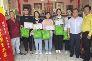 苏氏宗祠理事长苏文光(右)与领奖优秀生合照。