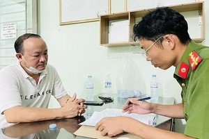 歹徒在公安派出所向调查员供述其捣乱公共秩序过程。（图：警方提供）