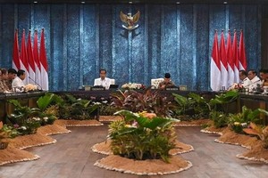 印度尼西亚总统佐科（左五）与副总统马鲁夫8月12日在新都努山达拉主持内阁全体会议。（图：路透社）