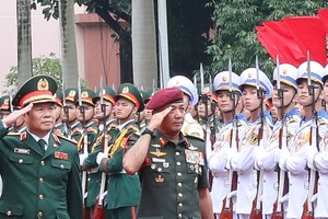 越南人民军总参谋长、国防部副部长、阮新疆上将和马来西亚武装部队总司令穆罕默德·阿布·拉赫曼检阅仪仗队。（图：越通社）