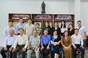 市华文教育辅助会与各校代表合影。