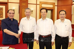 党中央总书记、国家主席苏林与出席会议代表合影。（图：越通社）