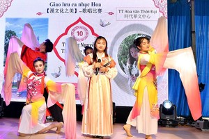 同奈华校致力推动文艺交流。