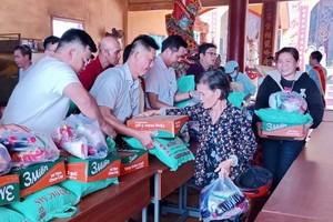 隆庆观音庙派发礼物予贫困家庭。