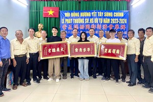 崇正揭西同乡相济会理监事会向3名大学毕业生赠送金牌祝贺他们前程万里。