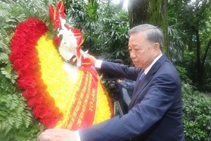 越南共产党中央总书记、国家主席苏林敬献花圈缅怀范鸿泰烈士。（图：越通社）