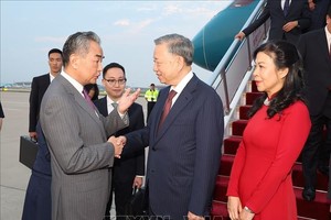 中国外交部部长王毅在北京国际机场迎接苏林总书记和夫人。。（图：越通社）