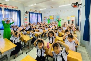 第四郡邓陈昆小学校一年级师生们课堂上的气氛十分活跃。（图：秋心）