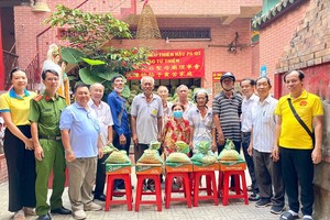 地方政府代表和各理事同仁向穷人放送礼物。