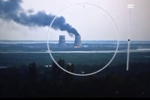 2024 年8月11日，扎波罗热核电站的冷却塔冒出滚滚浓烟。（图：AP）