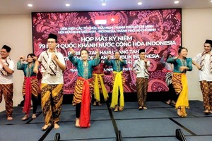 大学生精彩的文艺表演节目。