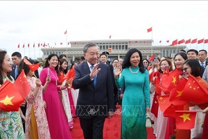 在北京国际机场为苏林总书记和夫人举行送行仪式。（图：越通社）