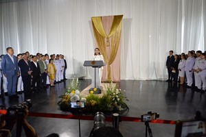 8月18日，新任泰国总理佩通坦·钦那瓦（中）在曼谷出席新闻发布会。（图：新华社）