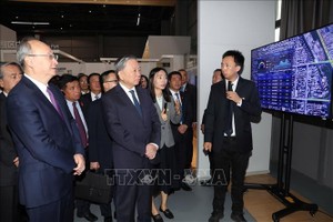 苏林总书记、国家主席参观旷视公司的技术介绍展位。（图：越通社）