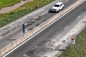 图为路疊-迪吹高速公路途经芹苴市永盛县的路段路面破损，大坑小坑不断。（图：VNE）