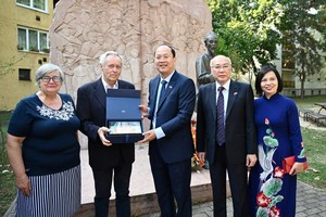 市委常务副书记阮胡海（中）向佐洛埃格塞格市社会党代主席费伦茨赠送纪念品。（图：双香）