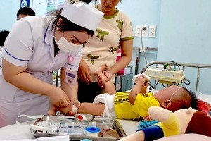一名麻疹并发肺炎的患儿正在市第一儿童医院接受治疗。（图：茭玲）
