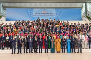 范明政总理与出席会议的逾40国家地区海外侨胞拍照留念。（图：VGP）