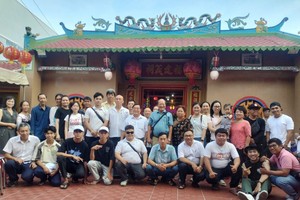 胡志明市各福建华人会馆代表和贵宾在平顺省藩切市福建会馆合照留念。