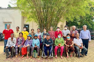 本报盂兰节关怀贫病人家