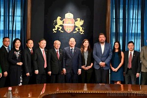 胡志明市代表团与布达佩斯市领导合影留念。（图：市党部新闻网）