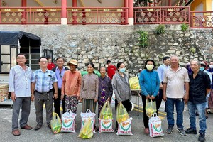 头顿崇正天后宫理事会向穷人发送礼物。