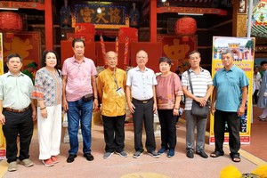 关帝庙陈镇坤理事长接待穗城会馆理事成员。