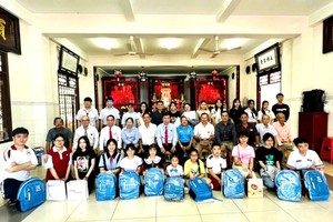 陈氏大宗祠理监事与优秀子弟合照。