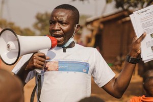 在刚果民主共和国南基伍省的卡曼约拉，一名社区外联工作者提高人们对猴痘的认识。（图：联合国）