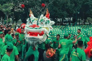 切市关圣帝君出游盛会的龙狮表演节目。