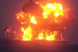 “苏尼翁”号发生爆炸并起火。（图：互联网）