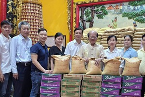 温陵会馆理事会将礼物交给各单位代表。