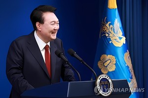 图为 5月9日，在首尔龙山总统府，尹锡悦出席记者会答问。（图：韩联社）