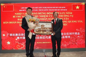 中国广西壮族自治区党委书记与各时期留学广西的越南留学生聚会