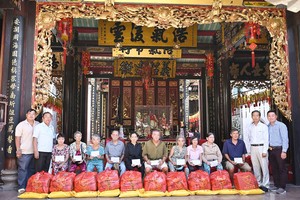 义安会馆理事长陈振炎与诸位理事会成员向贫困乡亲派发盂兰赈济品。