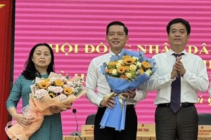 陈明科同志(中)获委任富国市人委会主席。（图：黄俊）