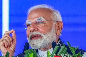 当地时间25日，印度总理莫迪在马哈拉施特拉邦贾尔冈发表讲话。（图：印媒）