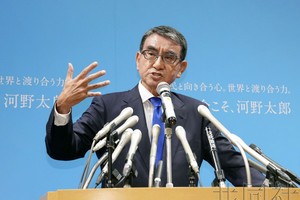 8月26日下午，日本数字相河野太郎在国会内召开记者会，正式宣布竞选自民党总裁。（图：共同社）