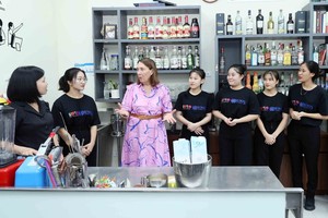 澳大利亚参议院议长苏‧莱恩斯与KOTO人道中心学员交谈。