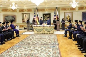 马来西亚总理安瓦尔·易卜拉欣与文莱苏丹哈桑纳尔·博尔基亚共同见证合作文件签字仪式。（图：越通社）